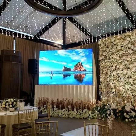 Cedar Invites Live Wall — guest photos on the venue big screen